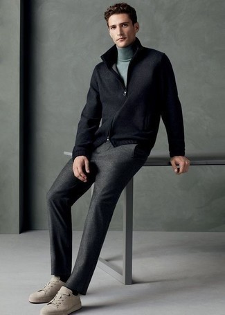 Schwarzen Pullover mit einem Reißverschluß kombinieren – 81 Herren Outfits: Entscheiden Sie sich für einen schwarzen Pullover mit einem Reißverschluß und eine dunkelgraue Wollchinohose für einen bequemen Alltags-Look. Fühlen Sie sich mutig? Entscheiden Sie sich für hellbeige Wildleder niedrige Sneakers.