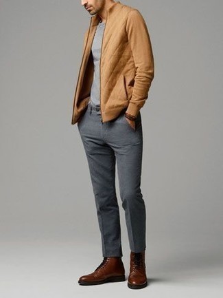 Beige Pullover mit einem Reißverschluß kombinieren – 67 Herren Outfits: Kombinieren Sie einen beige Pullover mit einem Reißverschluß mit einer grauen Chinohose, um einen lockeren, aber dennoch stylischen Look zu erhalten. Entscheiden Sie sich für eine braune Lederfreizeitstiefel, um Ihr Modebewusstsein zu zeigen.