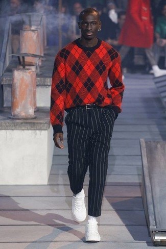 roter Pullover mit einem Rundhalsausschnitt mit Argyle-Muster, schwarze vertikal gestreifte Anzughose, weiße Sportschuhe, schwarzer Ledergürtel für Herren