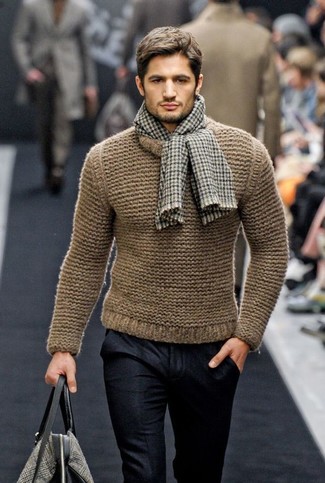 Grauen Schal mit Vichy-Muster kombinieren – 10 Herren Outfits: Kombinieren Sie einen beige Pullover mit einem Rundhalsausschnitt mit einem grauen Schal mit Vichy-Muster für einen entspannten Wochenend-Look.