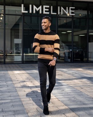 Welche Jeans mit hellbeige Pullovers mit einem Rundhalsausschnitt zu tragen – 171 Herbst Herren Outfits: Kombinieren Sie einen hellbeige Pullover mit einem Rundhalsausschnitt mit Jeans für einen entspannten Wochenend-Look. Fühlen Sie sich ideenreich? Wählen Sie schwarzen Chelsea Boots aus Wildleder. Dieses Outfit eignet sich ideal für die Übergangszeit.