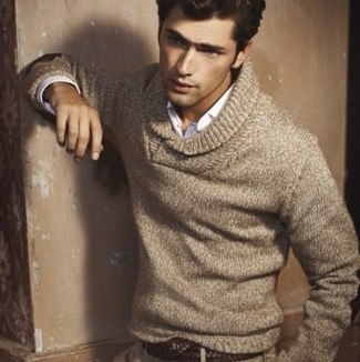 30 Jährige: Braunen geflochtenen Gürtel kombinieren – 64 Smart-Casual Frühling Herren Outfits: Entscheiden Sie sich für Komfort in einem beige Pullover mit einem Rundhalsausschnitt und einem braunen geflochtenen Gürtel. Ein toller Frühlings-Look.