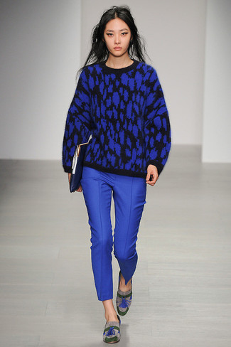 Blauen Pullover kombinieren – 354 Damen Outfits: Um ein lässiges Outfit zu zaubern, probieren Sie diese Paarung aus einem blauen Pullover und einer blauen enger Hose. Graue Wildleder Slipper mit Quasten sind eine einfache Möglichkeit, Ihren Look aufzuwerten.