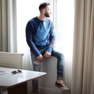Blaue Jeans mit Destroyed-Effekten kombinieren – 1148+ Herren Outfits: Für ein bequemes Couch-Outfit, erwägen Sie das Tragen von einem blauen gesteppten Pullover mit einem Rundhalsausschnitt und blauen Jeans mit Destroyed-Effekten. Fühlen Sie sich ideenreich? Vervollständigen Sie Ihr Outfit mit weißen und roten und dunkelblauen Sportschuhen.