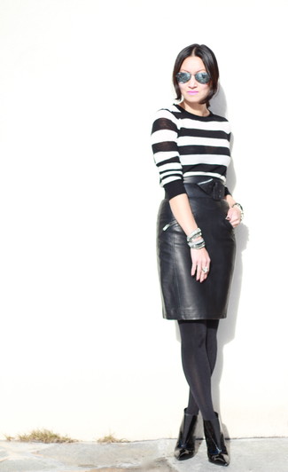 weißer und schwarzer horizontal gestreifter Pullover mit einem Rundhalsausschnitt, schwarzer Leder Bleistiftrock, schwarze Leder Stiefeletten, schwarzer Leder Taillengürtel für Damen