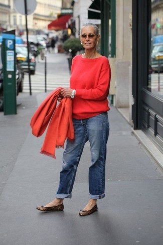 Senf Schal kombinieren – 59 Damen Outfits: Tragen Sie einen roten Pullover mit einem Rundhalsausschnitt und einen senf Schal - mehr brauchen Sie nicht, um einen perfekten entspannten Trend-Look zu erzielen. Fühlen Sie sich ideenreich? Ergänzen Sie Ihr Outfit mit braunen Leder Ballerinas mit Leopardenmuster.