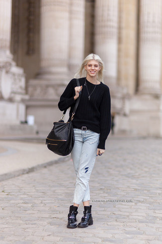 schwarzer Pullover mit einem Rundhalsausschnitt, hellblaue Boyfriend Jeans, schwarze flache Stiefel mit einer Schnürung aus Leder, schwarze Leder Umhängetasche für Damen
