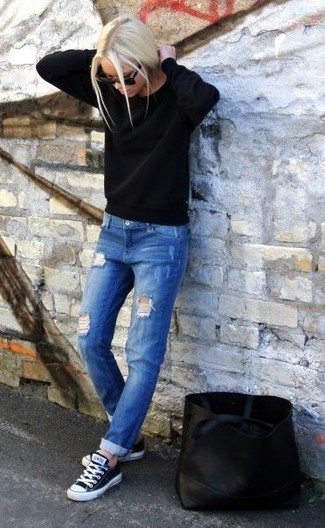schwarzer Pullover mit einem Rundhalsausschnitt, blaue Boyfriend Jeans mit Destroyed-Effekten, schwarze und weiße niedrige Sneakers, schwarze Shopper Tasche aus Leder für Damen