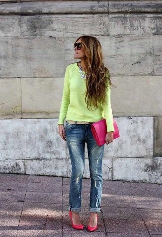 Rosa Clutch kombinieren – 133 Damen Outfits: Tragen Sie einen gelbgrünen Pullover mit einem Rundhalsausschnitt und eine rosa Clutch, um sich selbstbewusst zu fühlen und cool auszusehen. Komplettieren Sie Ihr Outfit mit fuchsia Leder Pumps.