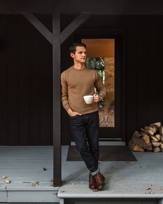 Welche Jeans mit dunkelbrauner Stiefel zu tragen – 500+ Herbst Herren Outfits: Entscheiden Sie sich für einen braunen Pullover mit einem Rundhalsausschnitt und Jeans, um mühelos alles zu meistern, was auch immer der Tag bringen mag. Schalten Sie Ihren Kleidungsbestienmodus an und machen dunkelbraunen Stiefel zu Ihrer Schuhwerkwahl. Schon mal so einen trendigen Herbst-Outfit gesehen?