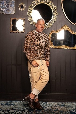 Hellbeige Jeans kombinieren – 500+ Herren Outfits: Erwägen Sie das Tragen von einem braunen Pullover mit einem Rundhalsausschnitt mit Leopardenmuster und hellbeige Jeans für einen entspannten Wochenend-Look. Dunkelbraune Leder Derby Schuhe bringen Eleganz zu einem ansonsten schlichten Look.