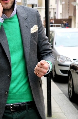 Mintgrünen Pullover mit einem Rundhalsausschnitt kombinieren – 68 Herren Outfits: Machen Sie sich mit einem mintgrünen Pullover mit einem Rundhalsausschnitt und einer dunkelgrünen Anzughose einen verfeinerten, eleganten Stil zu Nutze.