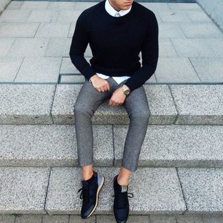 schwarzer Pullover mit einem Rundhalsausschnitt, weißes Businesshemd, graue Wollanzughose, schwarze Leder niedrige Sneakers für Herren
