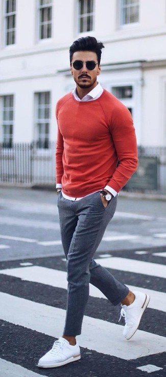 Welche niedrige Sneakers mit roten Pullovers mit einem Rundhalsausschnitt zu tragen – 38 Smart-Casual Herren Outfits: Erwägen Sie das Tragen von einem roten Pullover mit einem Rundhalsausschnitt und einer grauen Anzughose für eine klassischen und verfeinerte Silhouette. Fühlen Sie sich ideenreich? Entscheiden Sie sich für niedrige Sneakers.