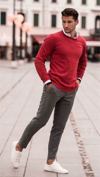 roter Pullover mit einem Rundhalsausschnitt von Anvil