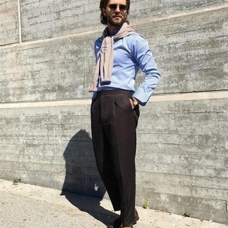 Dunkelbraune Anzughose kombinieren – 500+ Herren Outfits: Kombinieren Sie einen hellbeige Pullover mit einem Rundhalsausschnitt mit einer dunkelbraunen Anzughose, um vor Klasse und Perfektion zu strotzen. Ergänzen Sie Ihr Look mit braunen Leder Slippern.