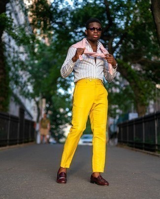 Goldene Anzughose kombinieren – 45 Herren Outfits: Erwägen Sie das Tragen von einem rosa Pullover mit einem Rundhalsausschnitt und einer goldenen Anzughose für eine klassischen und verfeinerte Silhouette. Dunkelrote Leder Slipper sind eine perfekte Wahl, um dieses Outfit zu vervollständigen.