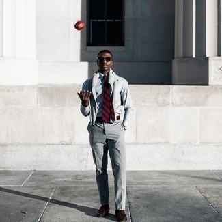 Rote und dunkelblaue horizontal gestreifte Krawatte kombinieren – 276 Herren Outfits: Kombinieren Sie einen grauen Pullover mit einem Rundhalsausschnitt mit einer roten und dunkelblauen horizontal gestreiften Krawatte für einen stilvollen, eleganten Look. Fühlen Sie sich ideenreich? Entscheiden Sie sich für dunkelbraunen Leder Slipper mit Quasten.