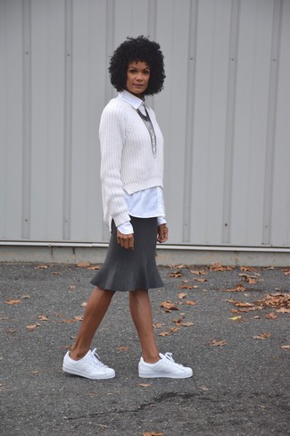 40 Jährige: Smart-Casual Outfits Damen 2021: Wenn Sie auf der Suche nach dem idealen lockeren Stil sind, entscheiden Sie sich für einen weißen Pullover mit einem Rundhalsausschnitt und einen grauen Bleistiftrock. Suchen Sie nach leichtem Schuhwerk? Ergänzen Sie Ihr Outfit mit weißen leder niedrigen sneakers für den Tag.