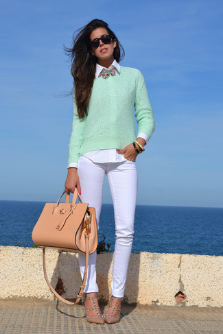 Fuchsia Halskette kombinieren – 44 Damen Outfits: Kombinieren Sie einen mintgrünen Pullover mit einem Rundhalsausschnitt mit einer fuchsia Halskette für ein bequemes Casual-Outfit. Beige Leder Pumps sind eine kluge Wahl, um dieses Outfit zu vervollständigen.