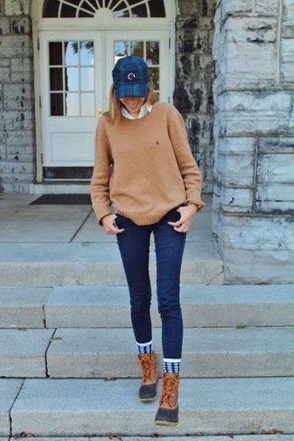 Hellbeige Pullover mit einem Rundhalsausschnitt kombinieren – 182 Damen Outfits: Um ein schickes Casual-Outfit zu erzeugen, vereinigen Sie einen hellbeige Pullover mit einem Rundhalsausschnitt mit dunkelblauen engen Jeans. Fühlen Sie sich mutig? Wählen Sie beige Winterschuhe.