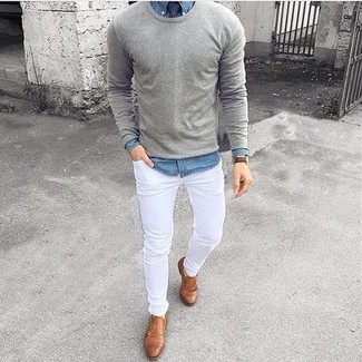 Beige Doppelmonks aus Leder kombinieren – 37 Herren Outfits: Kombinieren Sie einen grauen Pullover mit einem Rundhalsausschnitt mit weißen engen Jeans für ein Alltagsoutfit, das Charakter und Persönlichkeit ausstrahlt. Ergänzen Sie Ihr Outfit mit beige Doppelmonks aus Leder, um Ihr Modebewusstsein zu zeigen.