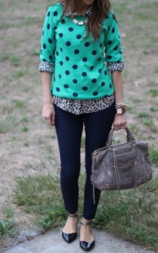 Mintgrünen Pullover mit einem Rundhalsausschnitt kombinieren – 34 Damen Outfits: Ein mintgrüner Pullover mit einem Rundhalsausschnitt und dunkelblaue enge Jeans bieten ein entspanntes Flair und komplementieren so Ihre Casual-Garderobe. Schwarze Leder Ballerinas sind eine großartige Wahl, um dieses Outfit zu vervollständigen.