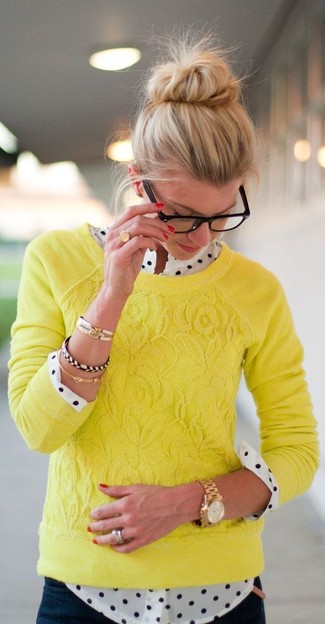 gelber Spitze Pullover mit einem Rundhalsausschnitt, weißes und schwarzes gepunktetes Businesshemd, dunkelblaue Jeans, goldenes Armband für Damen