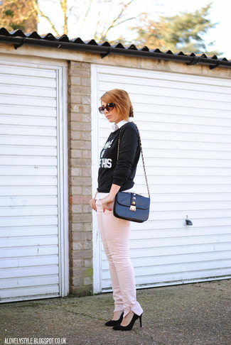 schwarzer und weißer bedruckter Pullover mit einem Rundhalsausschnitt, weißes Businesshemd, rosa Jeans, schwarze Wildleder Pumps für Damen