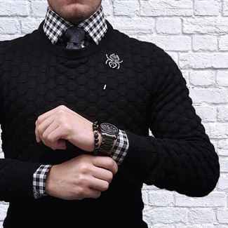 Schwarze keramische Uhr kombinieren – 13 Herren Outfits: Ein schwarzer Pullover mit einem Rundhalsausschnitt und eine schwarze keramische Uhr sind eine perfekte Outfit-Formel für Ihre Sammlung.