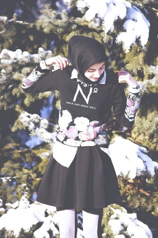 schwarzer Pullover mit einem Rundhalsausschnitt mit Blumenmuster von Luisa Cerano