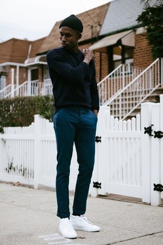 Dunkeltürkise Mütze kombinieren – 376 Herren Outfits: Ein dunkelblauer Pullover mit einem Rundhalsausschnitt und eine dunkeltürkise Mütze sind eine perfekte Wochenend-Kombination. Ergänzen Sie Ihr Outfit mit weißen Segeltuch niedrigen Sneakers, um Ihr Modebewusstsein zu zeigen.