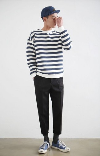 weißer und dunkelblauer horizontal gestreifter Pullover mit einem Rundhalsausschnitt von Alexander McQueen