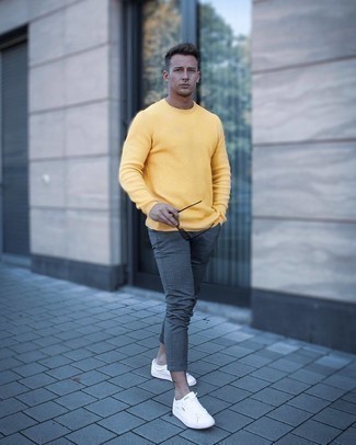 Gelbgrünen Pullover mit einem Rundhalsausschnitt kombinieren – 215 Herren Outfits: Paaren Sie einen gelbgrünen Pullover mit einem Rundhalsausschnitt mit einer dunkelgrauen Chinohose, um mühelos alles zu meistern, was auch immer der Tag bringen mag. Bringen Sie die Dinge durcheinander, indem Sie weißen Segeltuch niedrige Sneakers mit diesem Outfit tragen.