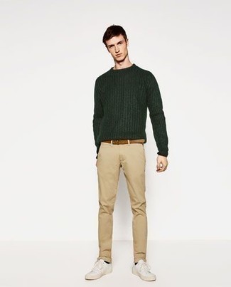 dunkelgrüner Pullover mit einem Rundhalsausschnitt, beige Chinohose, weiße Segeltuch niedrige Sneakers, brauner Ledergürtel für Herren