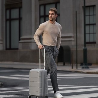 hellbeige Pullover mit einem Rundhalsausschnitt, graue Chinohose, weiße Segeltuch niedrige Sneakers, grauer Koffer für Herren