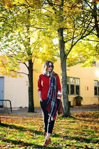 Roten und dunkelblauen Schal mit Schottenmuster kombinieren – 58 Damen Outfits: Diese Kombination aus einem roten Pullover mit einem Rundhalsausschnitt und einem roten und dunkelblauen Schal mit Schottenmuster ist eine perfekte Option für einen entspannten City-Look. Fühlen Sie sich ideenreich? Ergänzen Sie Ihr Outfit mit braunen Leder Oxford Schuhen.