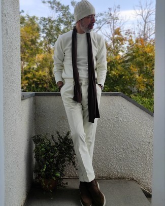 weißer Pullover mit einem Rundhalsausschnitt, weiße Cord Chinohose, dunkelbraune Wildleder Slipper, weiße Mütze für Herren