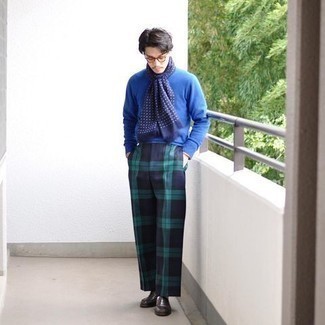 Dunkelblaue und grüne Hose kombinieren – 500+ Herren Outfits: Vereinigen Sie einen blauen Pullover mit einem Rundhalsausschnitt mit einer dunkelblauen und grünen Hose für ein großartiges Wochenend-Outfit. Komplettieren Sie Ihr Outfit mit dunkelbraunen Leder Slippern, um Ihr Modebewusstsein zu zeigen.