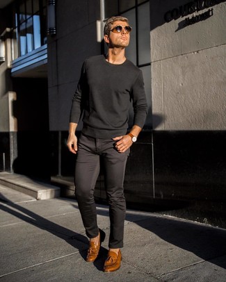 Schwarzen Pullover mit einem Rundhalsausschnitt kombinieren – 500+ Herren Outfits: Kombinieren Sie einen schwarzen Pullover mit einem Rundhalsausschnitt mit einer schwarzen Chinohose, um mühelos alles zu meistern, was auch immer der Tag bringen mag. Komplettieren Sie Ihr Outfit mit beige Leder Slippern mit Quasten, um Ihr Modebewusstsein zu zeigen.