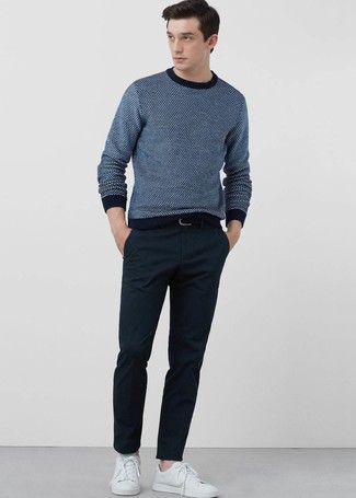 Dunkelblauen Pullover mit einem Rundhalsausschnitt kombinieren – 802+ Herren Outfits warm Wetter: Tragen Sie einen dunkelblauen Pullover mit einem Rundhalsausschnitt und eine dunkelblaue Chinohose für ein bequemes Outfit, das außerdem gut zusammen passt. Fühlen Sie sich ideenreich? Vervollständigen Sie Ihr Outfit mit weißen Leder niedrigen Sneakers.