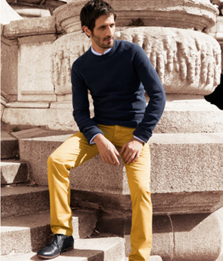 Gelbe Chinohose kombinieren – 181 Herren Outfits: Kombinieren Sie einen dunkelblauen Pullover mit einem Rundhalsausschnitt mit einer gelben Chinohose für einen bequemen Alltags-Look. Fühlen Sie sich mutig? Wählen Sie schwarzen Leder Derby Schuhe.
