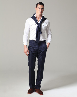 dunkelblauer Pullover mit einem Rundhalsausschnitt, weißes Langarmhemd, dunkelblaue vertikal gestreifte Anzughose, dunkelbraune Wildleder Oxford Schuhe für Herren