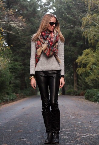 grauer Pullover mit einem Rundhalsausschnitt, schwarze enge Hose aus Leder, schwarze kniehohe Stiefel aus Leder, roter Schal mit Schottenmuster für Damen
