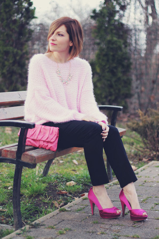 rosa flauschiger Pullover mit einem Rundhalsausschnitt von Alysi
