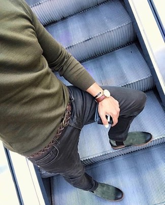 olivgrüner Pullover mit einem Rundhalsausschnitt, schwarze enge Jeans, dunkelgrüne Chelsea-Stiefel aus Wildleder, dunkelbrauner geflochtener Ledergürtel für Herren