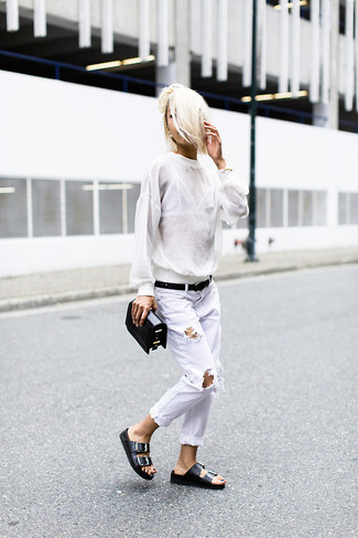 Weiße enge Jeans mit Destroyed-Effekten kombinieren – 129 Damen Outfits: Möchten Sie einen lockeren Look zaubern, ist diese Paarung aus einem weißen Pullover mit einem Rundhalsausschnitt und weißen engen Jeans mit Destroyed-Effekten Ihre Wahl. Schwarze flache Sandalen aus Leder sind eine ideale Wahl, um dieses Outfit zu vervollständigen.