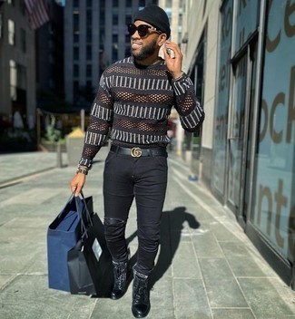 Schwarze enge Jeans kombinieren – 500+ Herren Outfits: Entscheiden Sie sich für Komfort in einem schwarzen horizontal gestreiften Pullover mit einem Rundhalsausschnitt und schwarzen engen Jeans. Fühlen Sie sich ideenreich? Wählen Sie eine schwarze Lederfreizeitstiefel.
