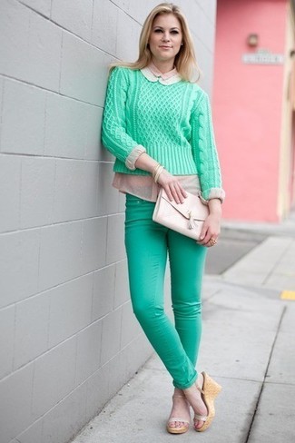 Mintgrüne enge Jeans kombinieren – 24 Damen Outfits: Tragen Sie einen mintgrünen Pullover mit einem Rundhalsausschnitt und mintgrünen enge Jeans, um ein lockeres aber stylisches Outfit zu erhalten. Hellbeige Keilsandaletten aus Leder sind eine gute Wahl, um dieses Outfit zu vervollständigen.