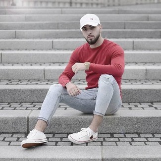 Weiße und rote Segeltuch niedrige Sneakers kombinieren – 444 Lässige Herren Outfits: Kombinieren Sie einen roten Pullover mit einem Rundhalsausschnitt mit grauen engen Jeans mit Destroyed-Effekten für einen entspannten Wochenend-Look. Wählen Sie weißen und roten Segeltuch niedrige Sneakers, um Ihr Modebewusstsein zu zeigen.